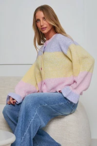 SWETER Z PASTELOWĄ PALETĄ BARW